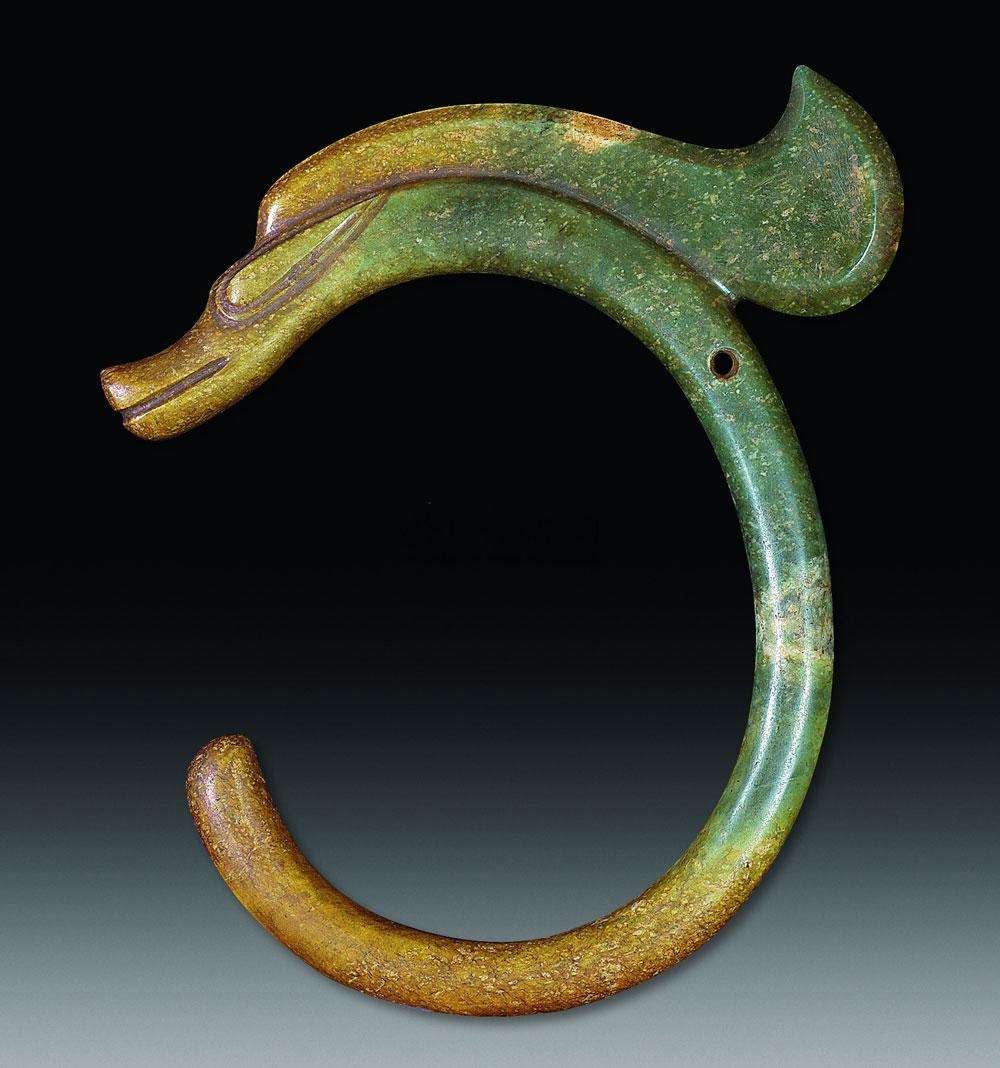 在二里头文化遗址,考古学家发现了大型绿松石龙形器,这件距今至少3700