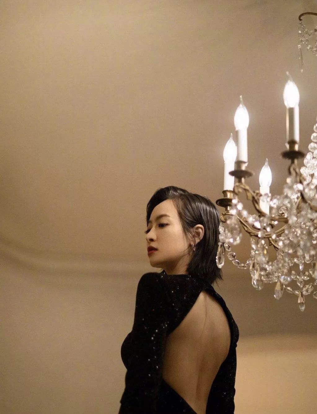 文淇露背装气质超能打同款美背4个动作就能拥有