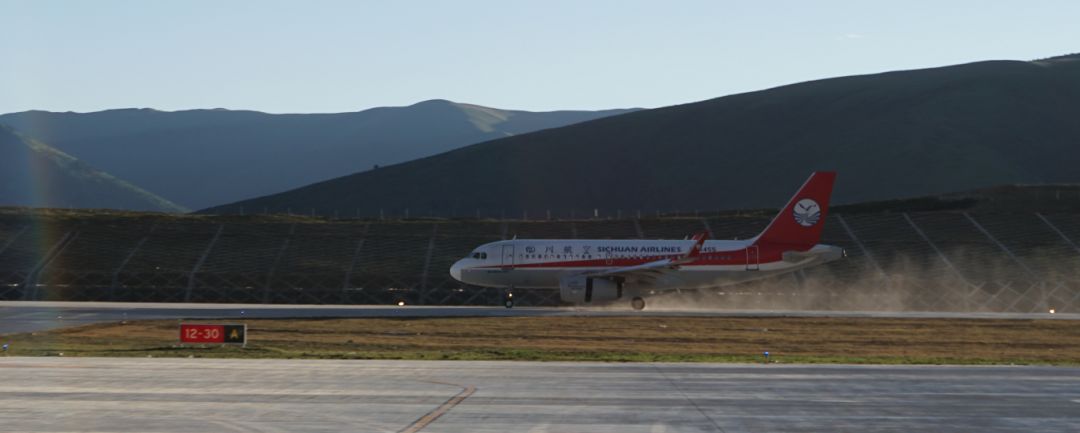 獨家試飛了穿越七彩祥雲空中客車a319降落在甘孜格薩爾機場