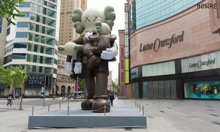 原创买衣服要靠抢kaws是如何在中国火起来的