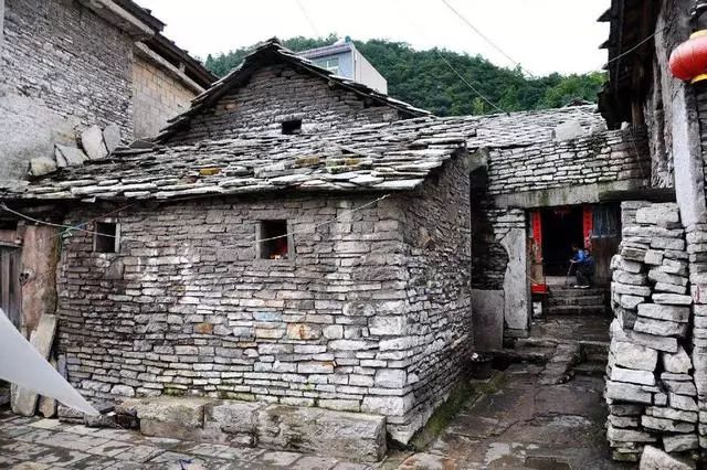 在屯堡,游客可以欣赏到历史悠久的古朴石板房和旧式民居,看到身着"