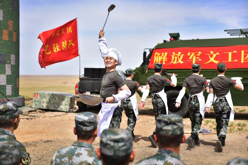 人民网二连浩特6月13日电 (朱紫阳)6月12日解放军文工团文艺轻骑队