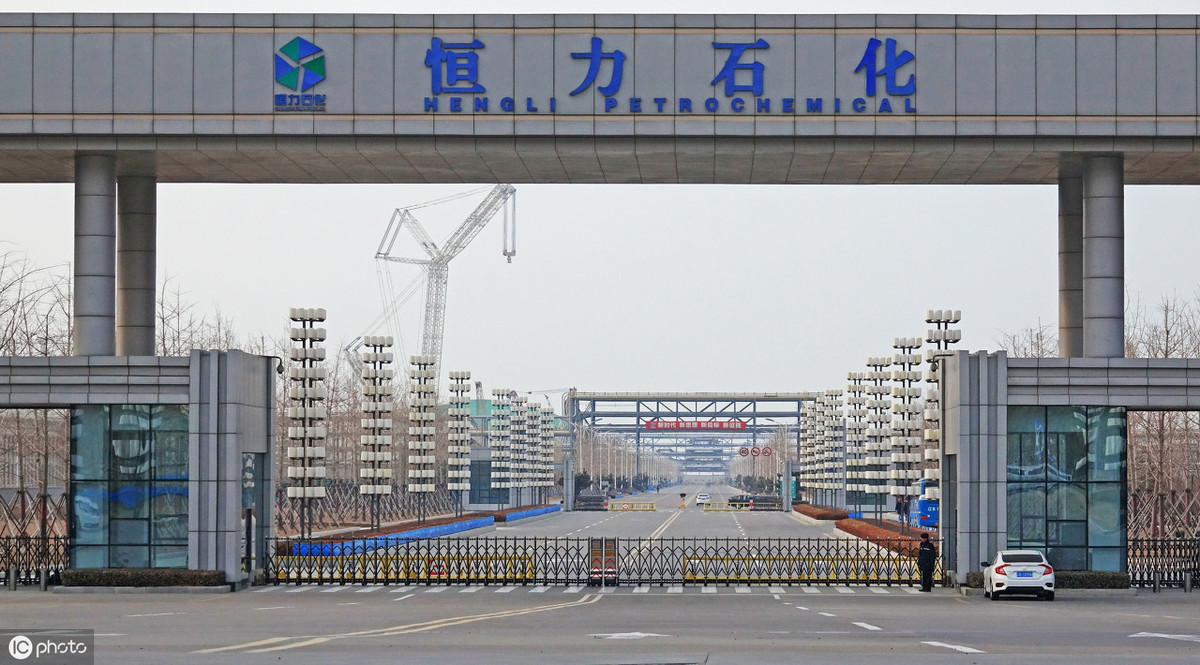 恒力石化地处长兴岛,毗邻大连港,面向秦皇岛港,地理位置优渥,自备配套