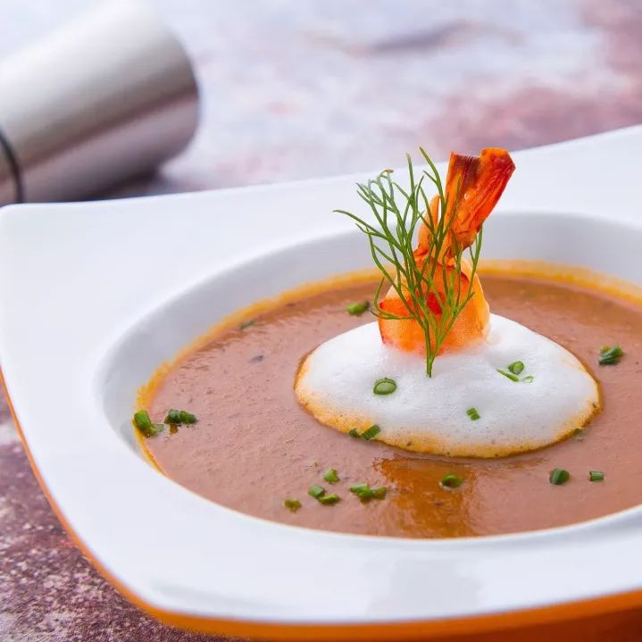 法式经典龙虾汤用丰盛的海鲜汤底来熬煮龙虾无疑是一道将大海浓缩到你