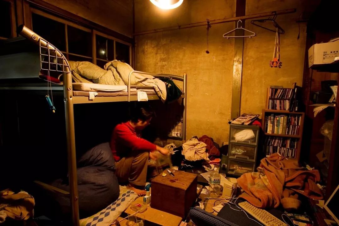 养鸡放羊打麻将这间亚洲最破的百年大学宿舍还能做什么