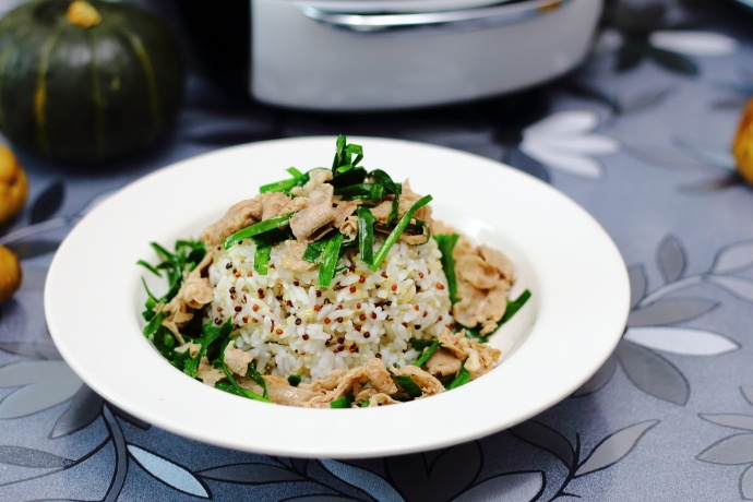 16,将炒好的羊肉韭菜放在米饭上,一份美味的盖饭就制作完成