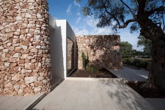 自己盖房子用捡来的石头做外墙够美