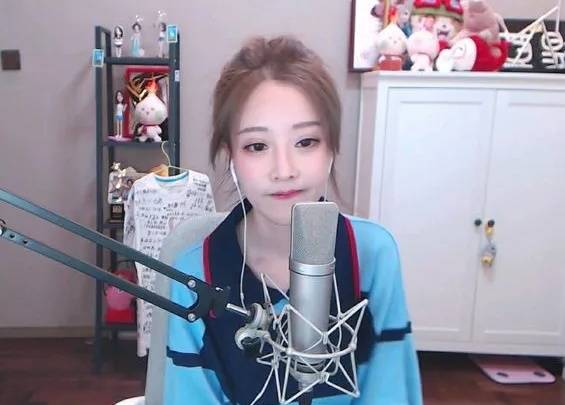 痒痒虫也是入驻斗鱼dota2区并一夜爆红,成为斗鱼关注度最高的主播之一