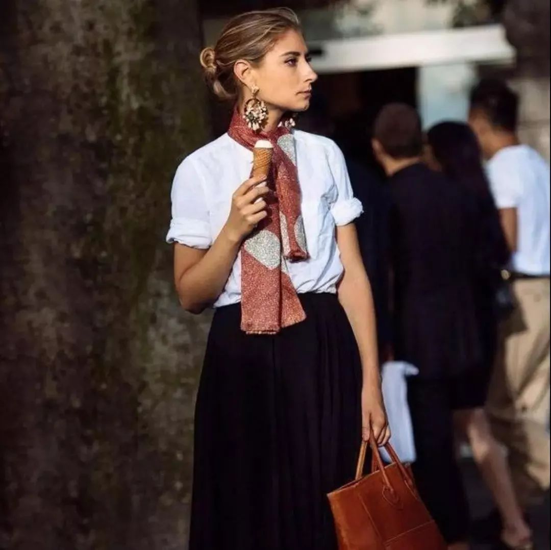 穿搭一根丝巾抵20件衣服泫雅小姐姐也追这个时髦