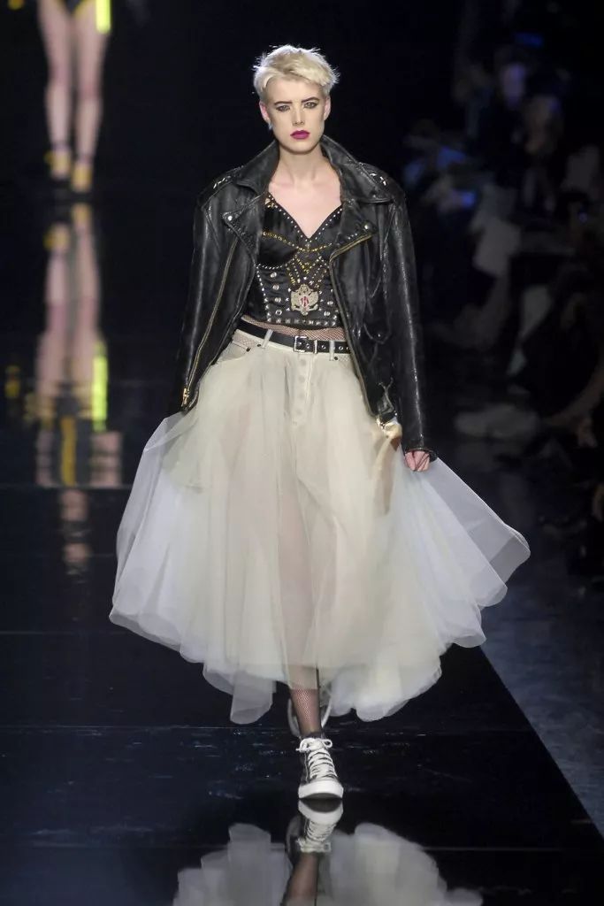 内衣外穿设计是低俗挑逗还是时尚优雅