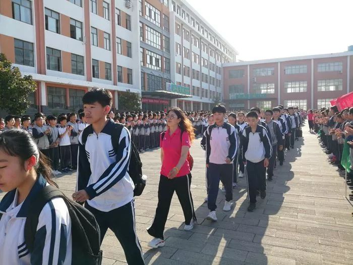 雄鹰展翅,梦想起航 ——温泉学校2019中考生出征