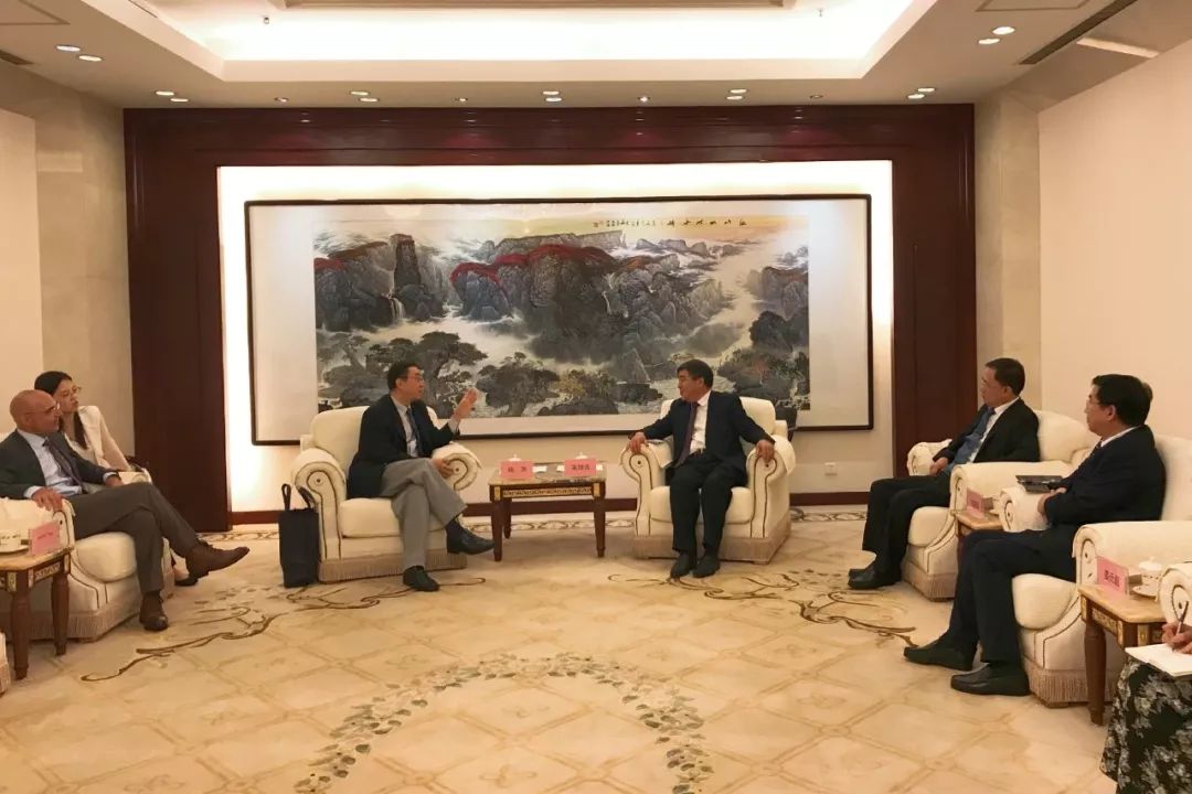 朱培吉会见美国布莱恩特大学访华团