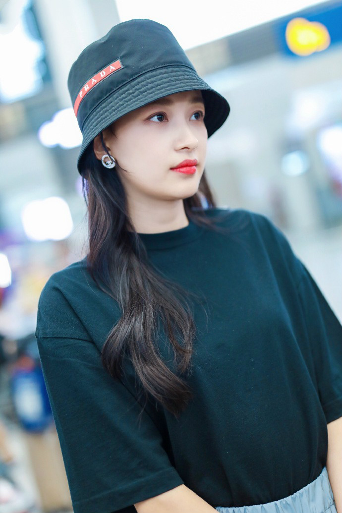 原创67孙怡机场照也太随意了一条篮球短裤凹造型亏得有18米美腿