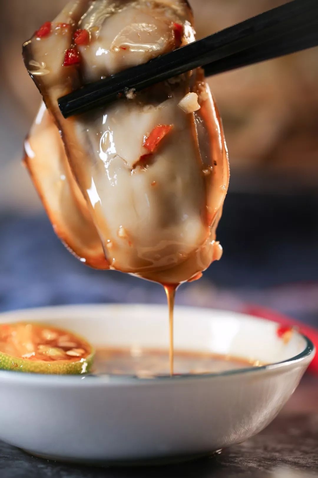 白!肥!美!滑润鲜嫩的生蚝蘸着蘸料,或是直接入口都超棒!开盖后生蚝