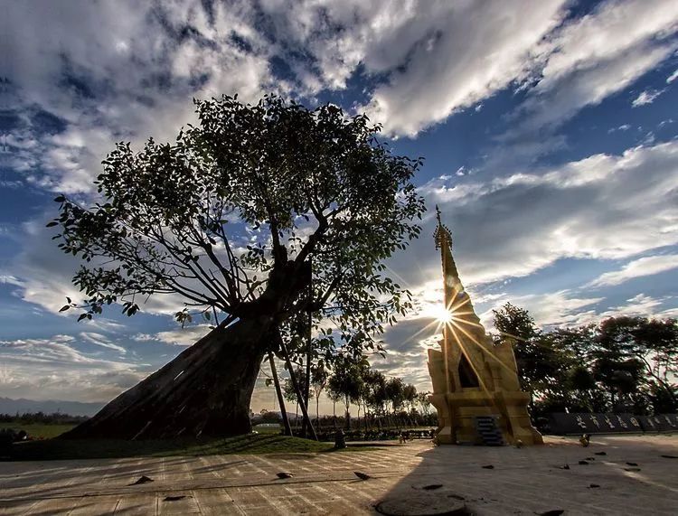 在迷人风情的"黎明之城"芒市,享一段惬意时光