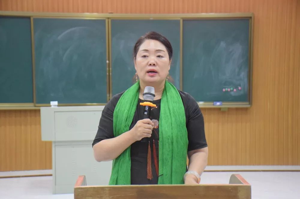 黄校长代表学校对香港真情母语研究团队给予丽景学校的帮助和指导表示