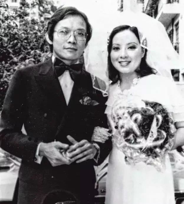 复出后的卢宛茵还被指撞脸了香港歌手徐小凤,迷姐也觉得还挺像的哈哈