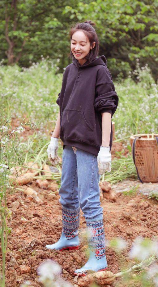 练瑜伽要趁早,瘦的人穿什么都好看,你看宋茜就是一个例子