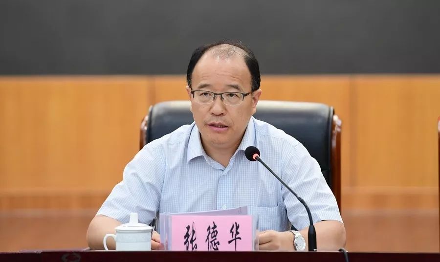 玉溪日报记者 曾永洪 摄市委副书记,市长张德华主持会议并提出具体