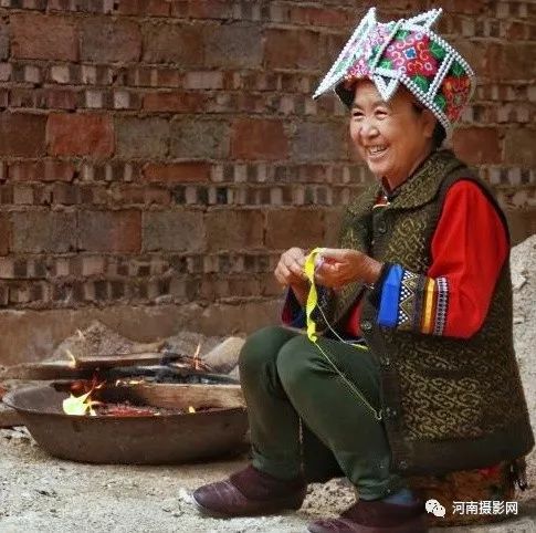 《哈尼族大妈》作者:上善若水@梅《二宝时代》作者:秋月《细致如微》