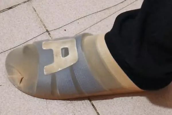 把旧丝袜套在拖鞋上作用太厉害了解决了很多家庭主妇的烦恼