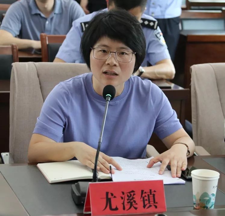 尤溪镇党委副书记,镇长王笛声作工作汇报.