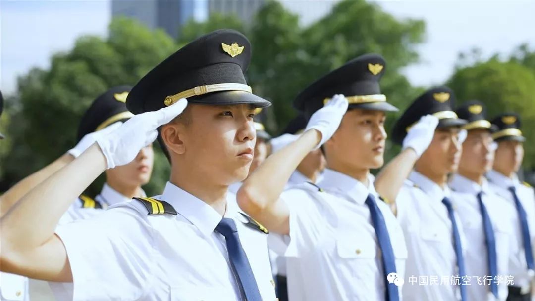 玩双杠,爬天梯!中飞院这位老飞行员让你震撼的还不止这些!