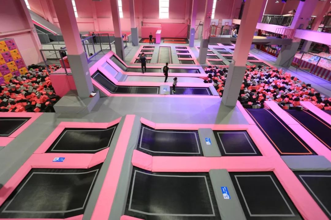 网红蹦床公园超低价劲爆来袭超长使用期横跨整个暑假不限量购买