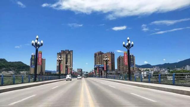 如今气势磅礴的旺苍三桥■ 治理后的油坊沟十字路口,旺苍大桥头■治理