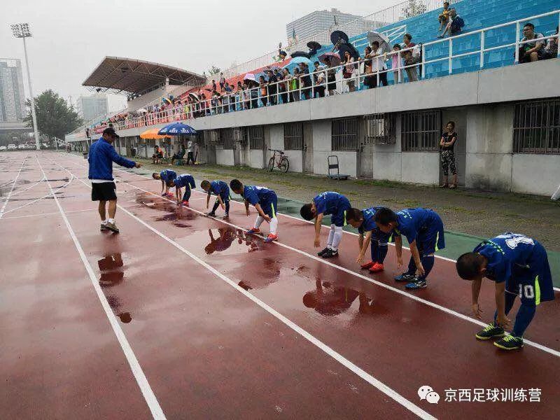 踢足足球的被打（踢足球打架会怎么处罚） 踢足足球的被打（踢足球打斗
会怎么处罚）《踢足球打架会怎么处罚》 足球资讯