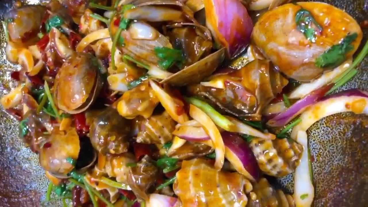 辣炒小海鲜,口味香辣适中咸香味美,就着啤酒吃不够!