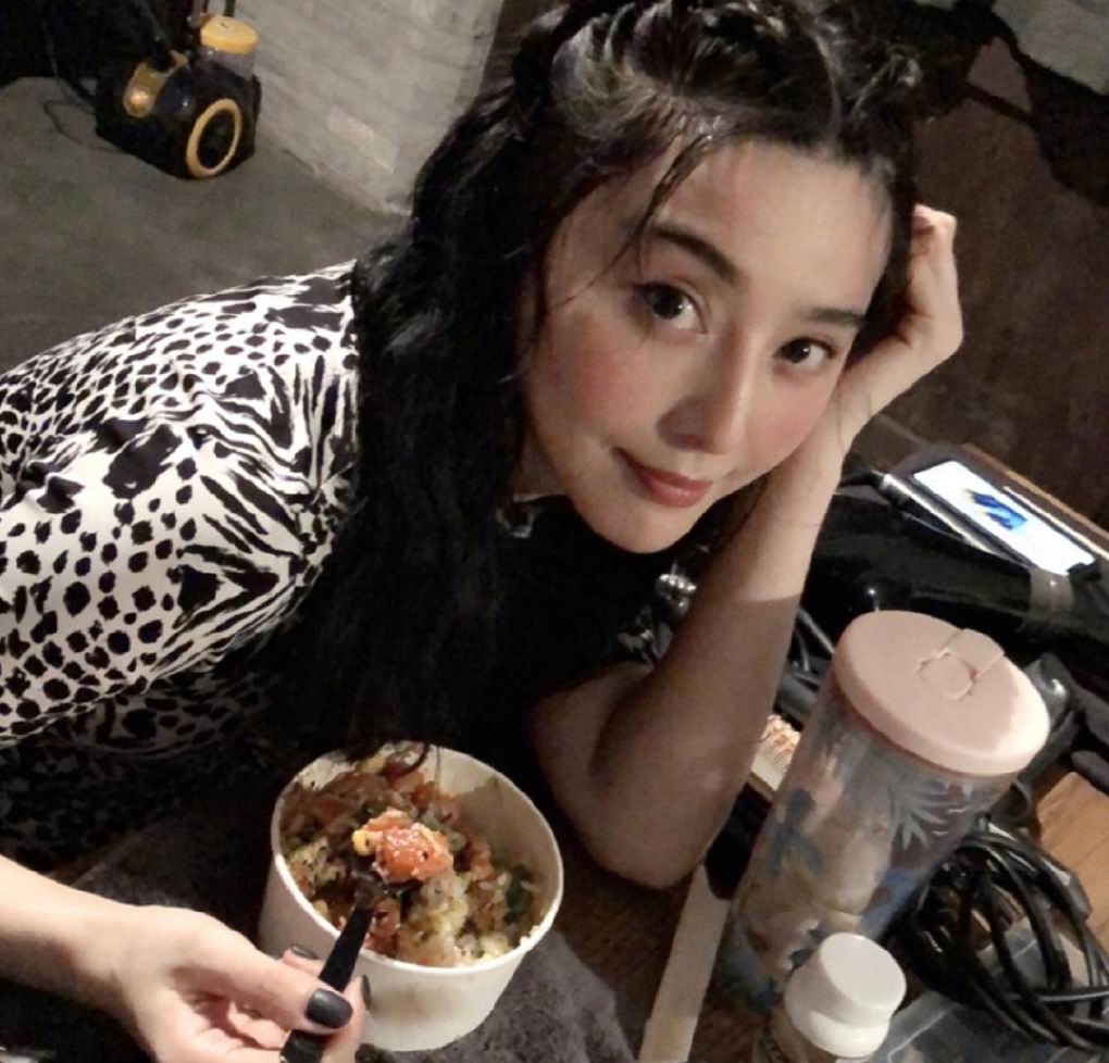 范冰冰晒吃饭美照,分享今日的妆容,状态不错
