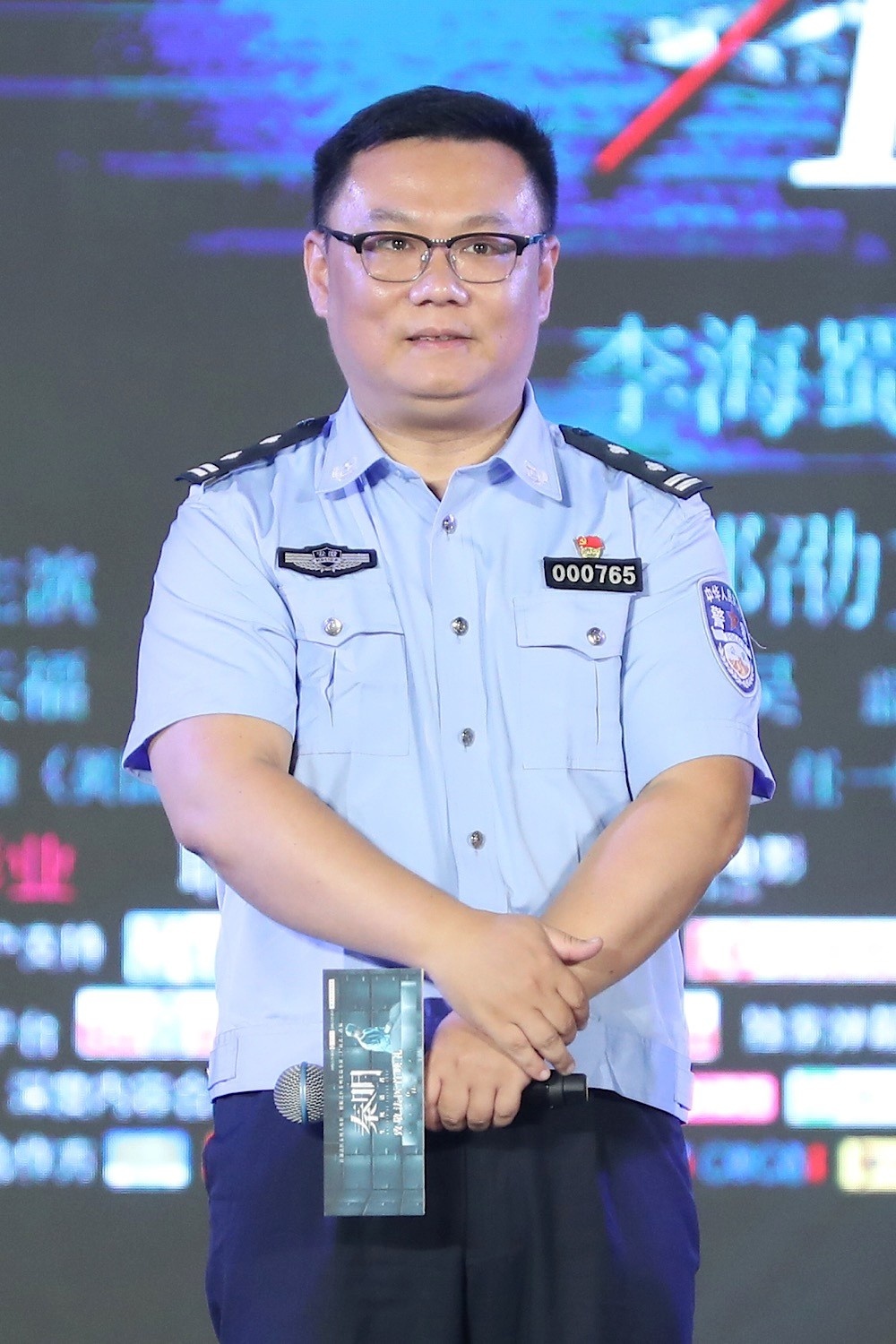 秦明现身秦明生死语者首映严屹宽致敬法医