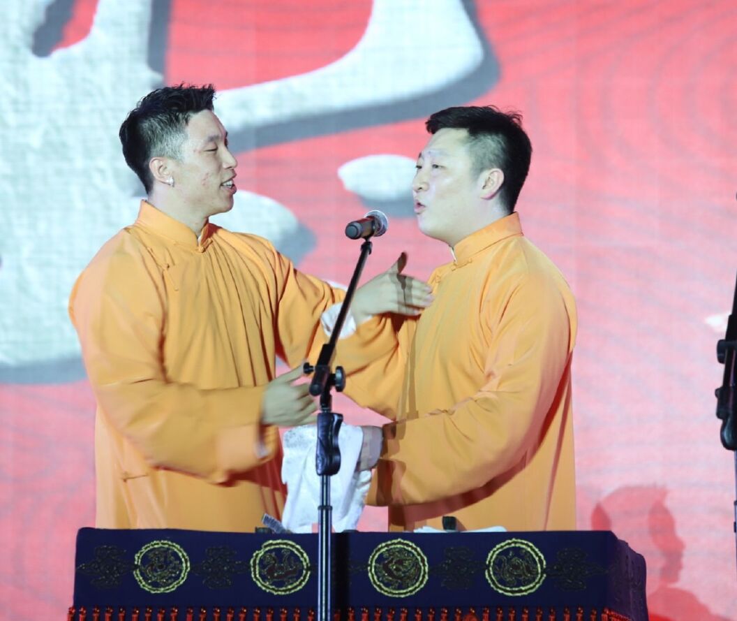 原创德云社大褂有等级之分曹鹤阳和烧饼回应不靠刺绣大褂彰显身份