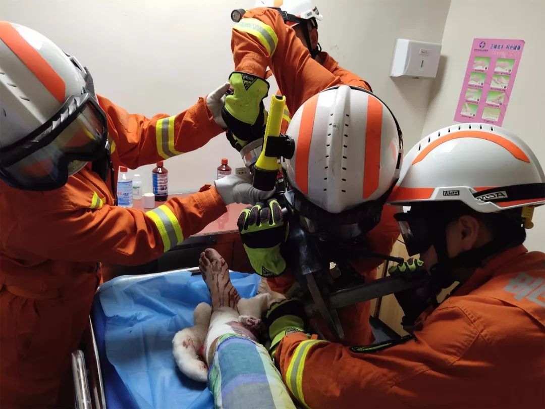 凯里一男子被一根钢管刺穿腿部情况十分紧急附视频