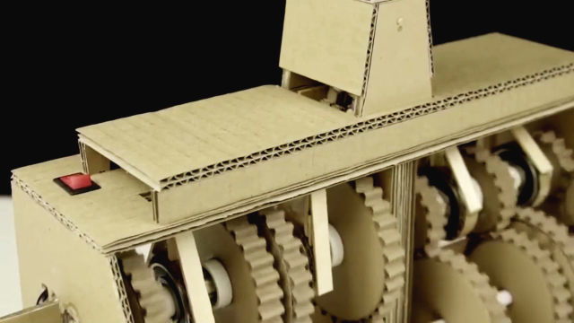 科技达人利用硬纸板做齿轮模仿机械工作原理