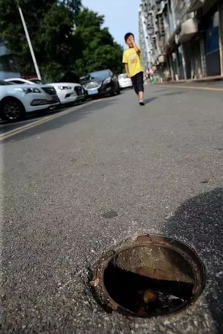 怎么回事长沙一小区竟缺失21个自来水井盖太危险了