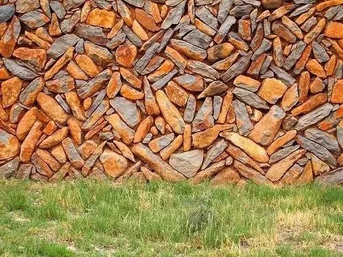 自己盖房子用捡来的石头做外墙够美