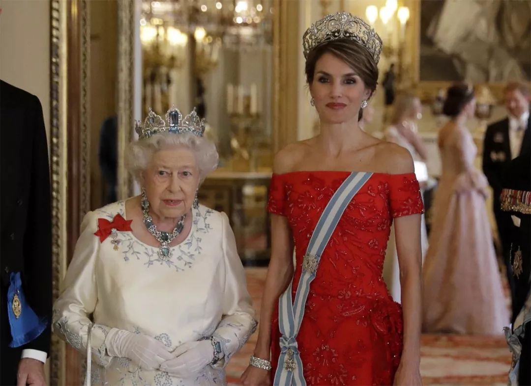 93岁英国女王实在太暖心了,竟在房间摆放"西班牙小公主"照片!