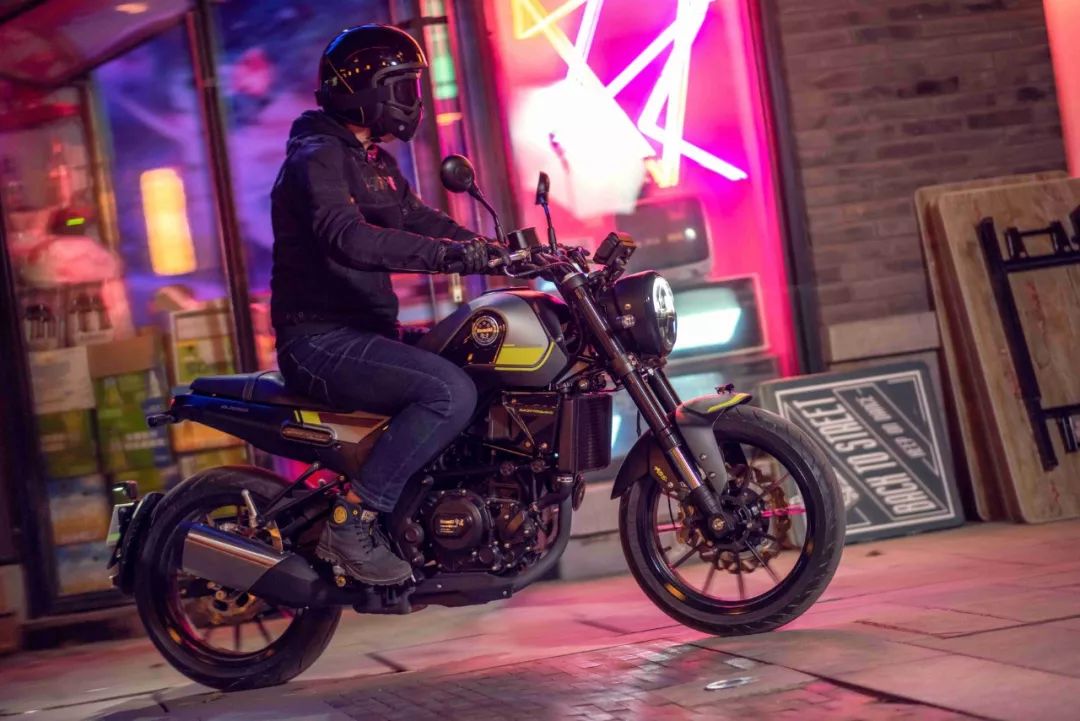 灵动,高颜的现代复古——贝纳利幼狮250(动态测评)