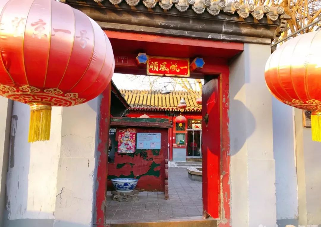 像住宅一样的门脸看起来并不起眼,但里面却别有洞天,四合院的设计很是