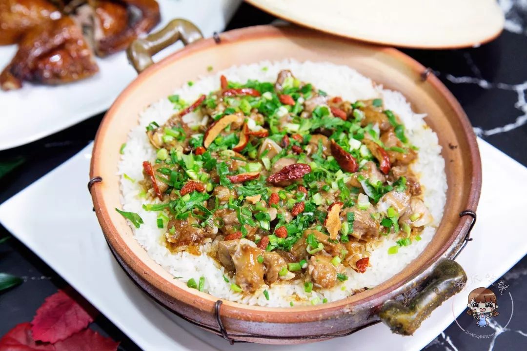 乳鸽,香葱和香菜铺满饭面,顺手一捞鸽肾的味道和饭香味顿时融为一体