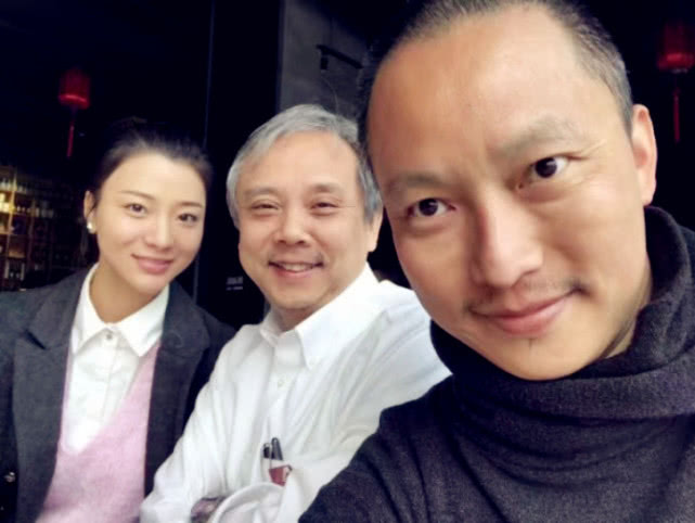 知名导演再婚小30岁女星,女方疑似怀孕,喜事从简不设宴没戒指_陈嘉