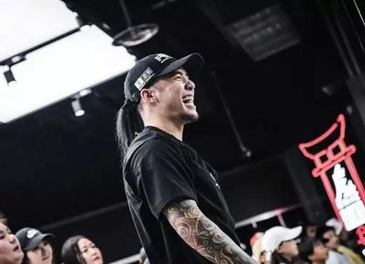 街舞老师因为纹身被辞退有纹身就不能教街舞了吗