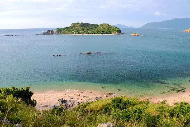 小岛号称深圳马尔代夫,离杨梅坑约10海里,坐快艇需25分钟.