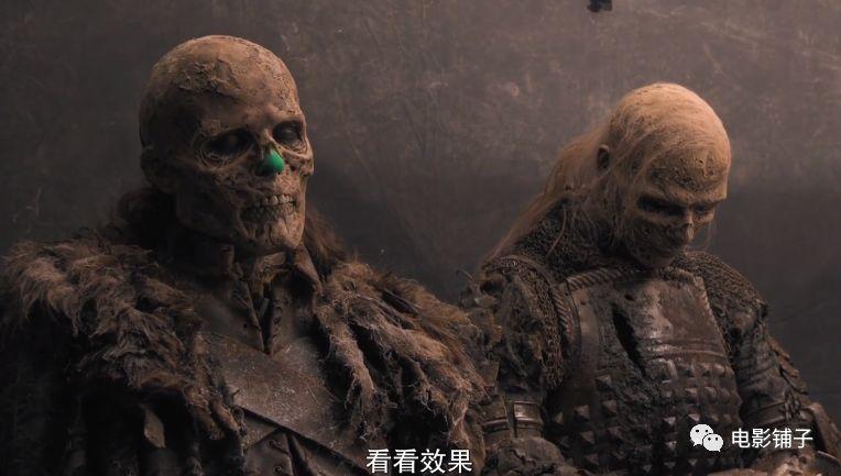 6767比如,定妆后的异鬼们在聊天,吃薯片,吃盒饭,还有的甚至在打盹