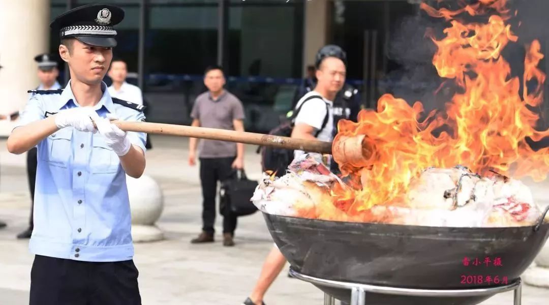 今年以来,内江公安机关坚持"戒人员,毁市场,端窝点,灭技师,打团伙,断