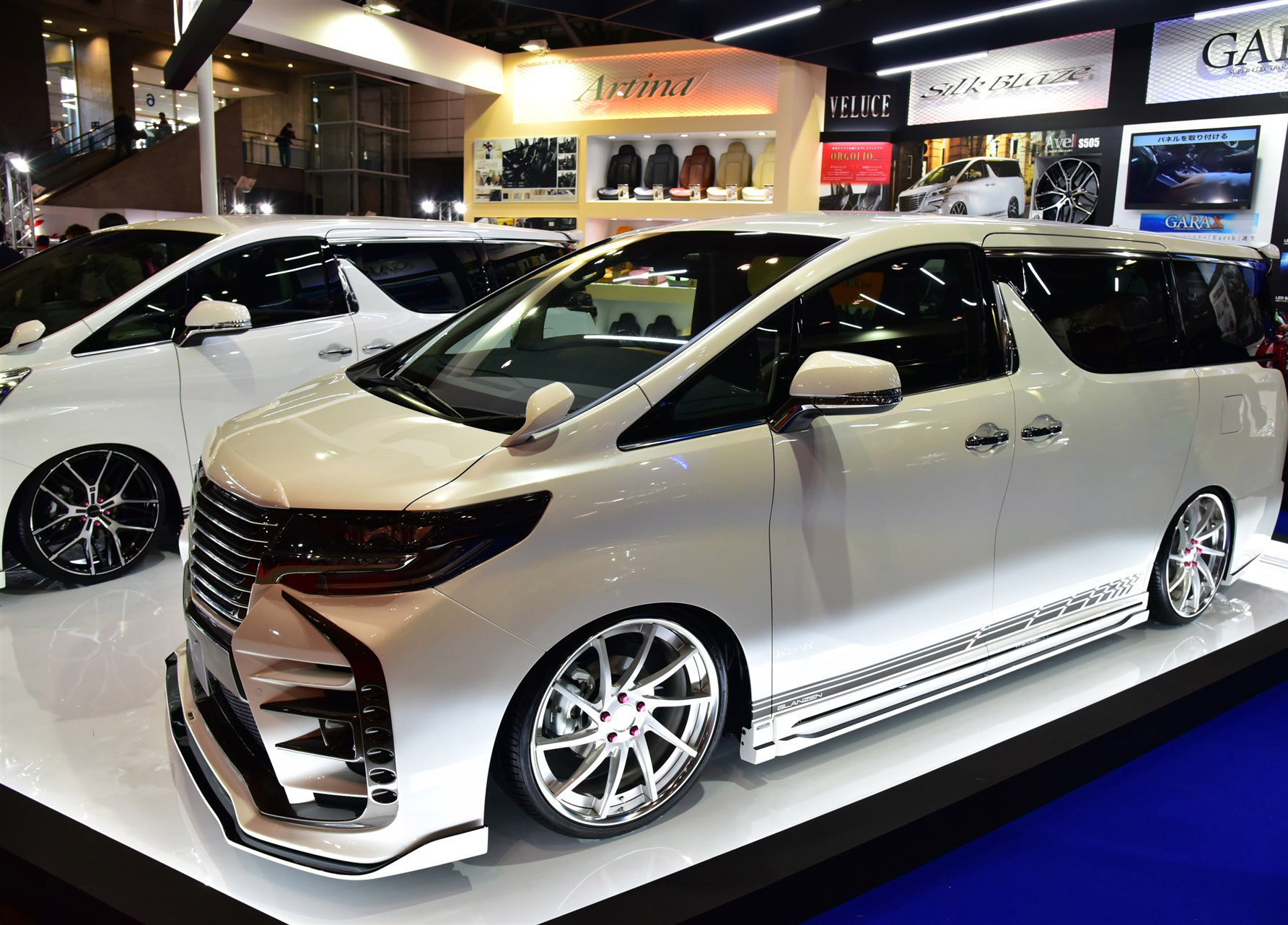 丰田保姆车埃尔法vip风格宽体改装升级