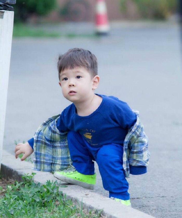 原创幼儿园毕业啦!嗯哼腻歪在妈妈怀里独自伤感,霍思燕杜江都在笑