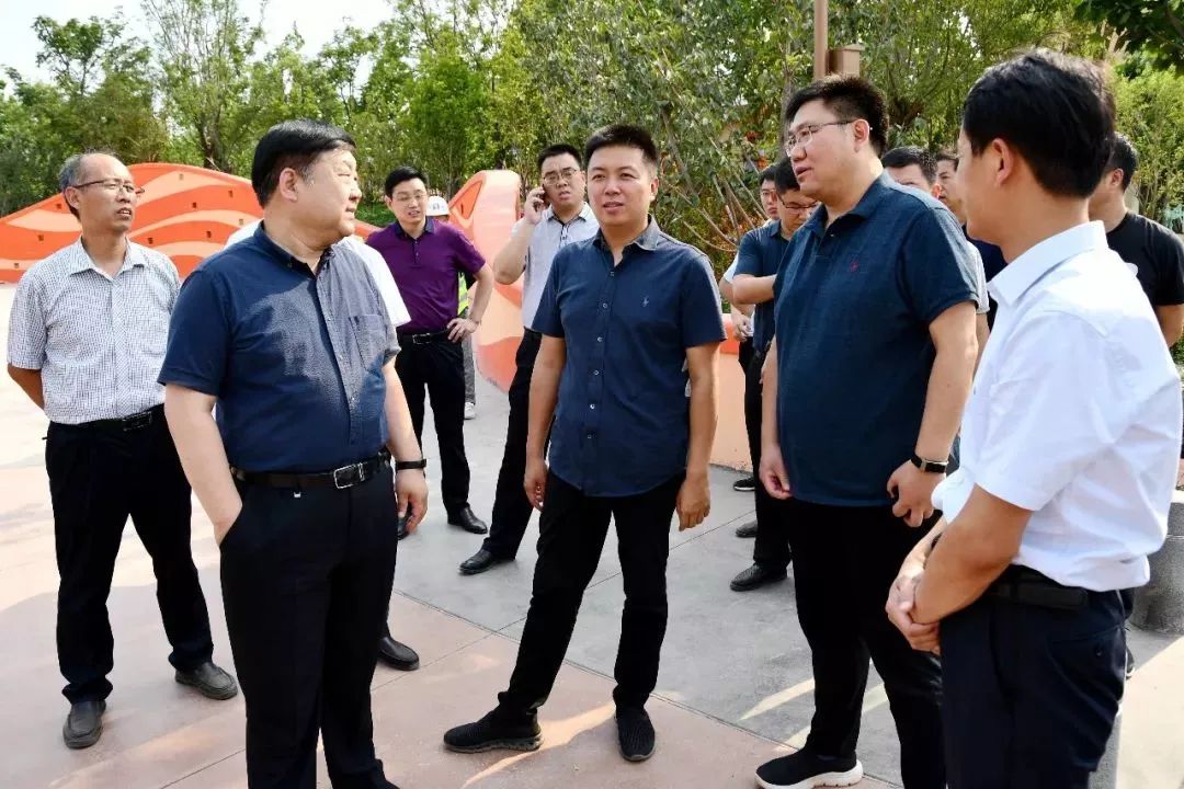6月日下午,磁县张力超到科诚机械,方特国色春秋就项目建设进度